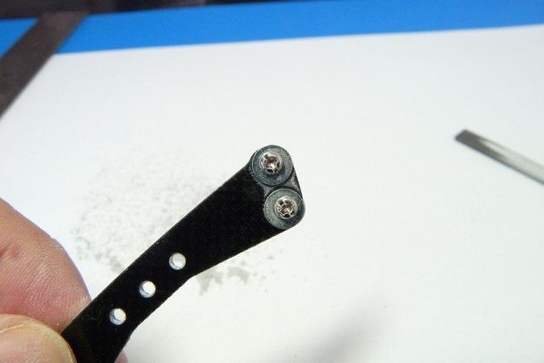 TOYz BAR☆ミニ四駆・FRPステーをヤスリで整形。ワッシャーを当ててきれいに削るよ。