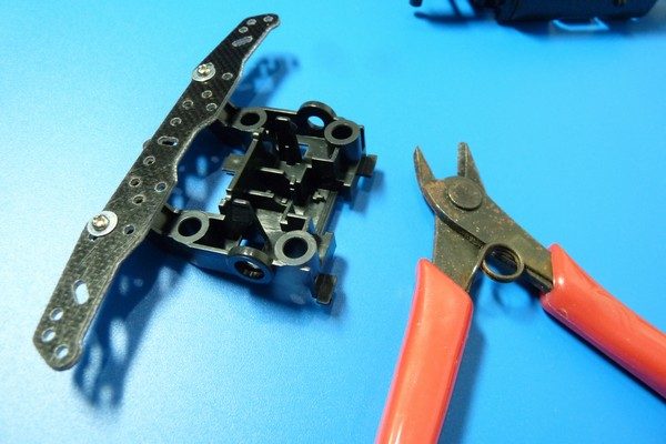 TOYz BAR☆ミニ四駆MSシャーシのリヤユニットが上下可動できるように加工。リヤユニットの爪を切断。