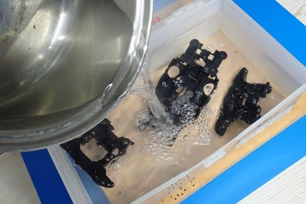 TOYz BAR☆熱湯によるミニ四駆シャーシのゆがみ修正、効果確認実験。熱湯で残量応力抜き。