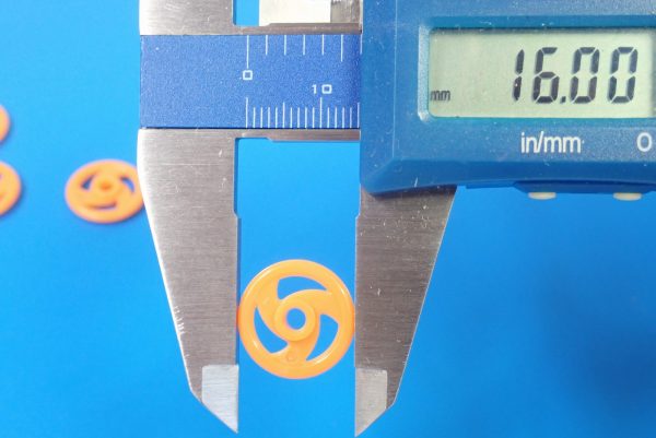 TOYz BAR☆15381 低摩擦プラローラーセット／ミニ四駆グレードアップパーツ。16mm低摩擦プラローラー寸法測定。